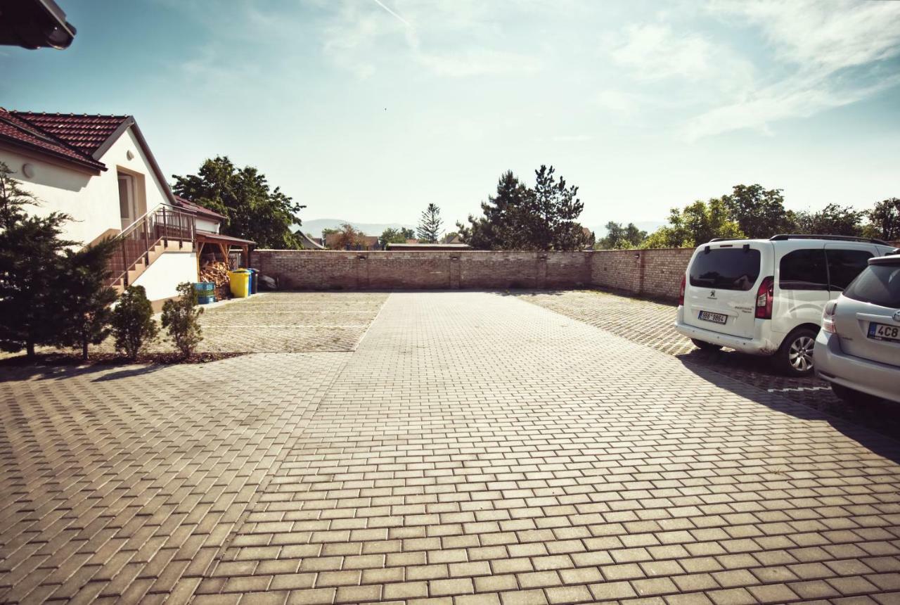 Penzion Kratochvíl Dolní Dunajovice Exterior foto
